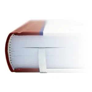 Buchschnitt eines gebundenen Hardcovers mit rotem Einband