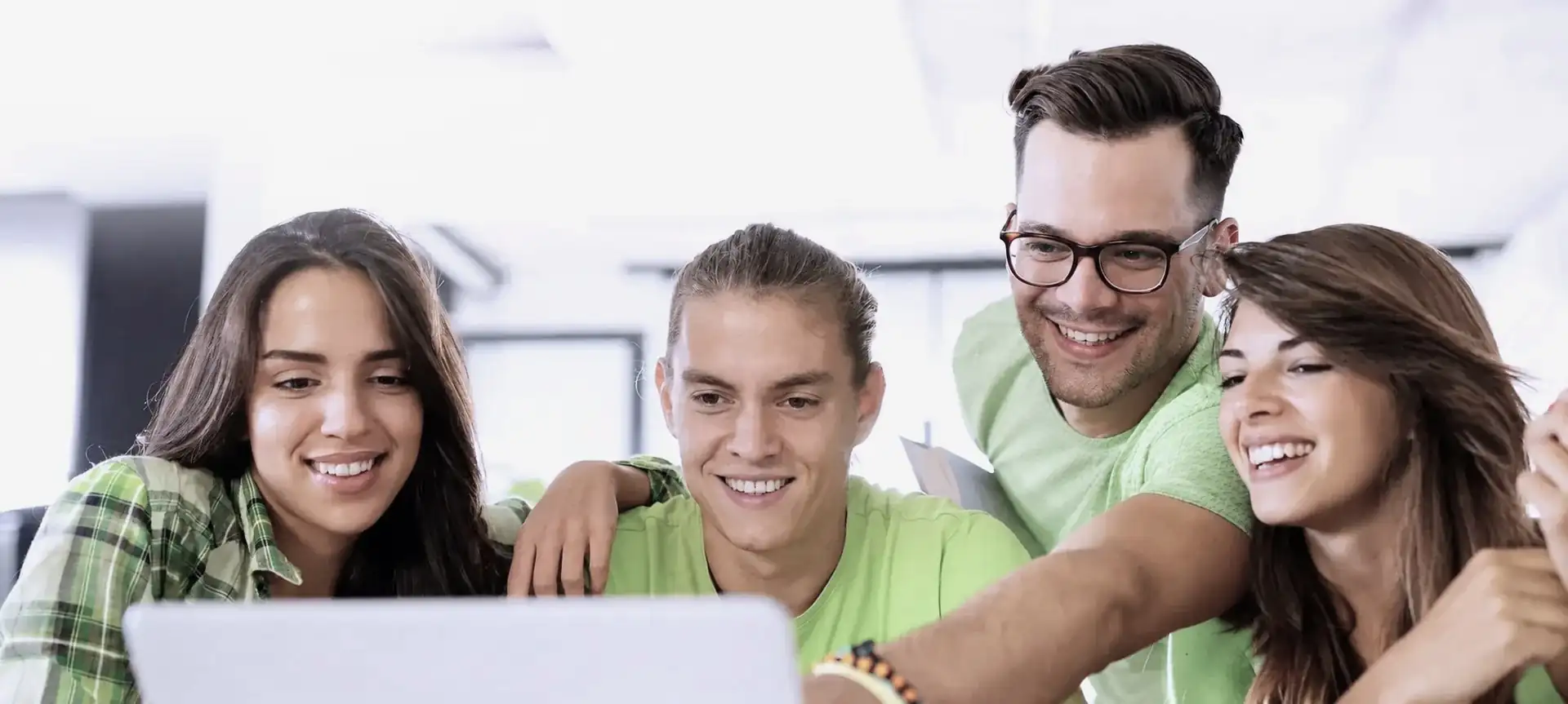Studierende arbeiten gemeinsam am Laptop